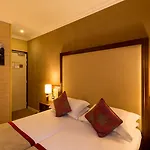 85 Saint Honore 3* Parigi